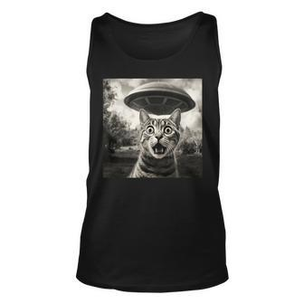 Surprised Cat And Ufo Black And White Photo 1950S Alien Tank Top | Mazezy