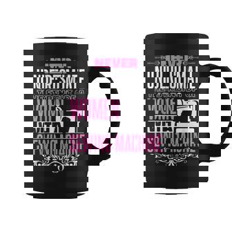 Never Underestimate The Strenght Of A Women & Sewing Machine Coffee Mug - Seseable