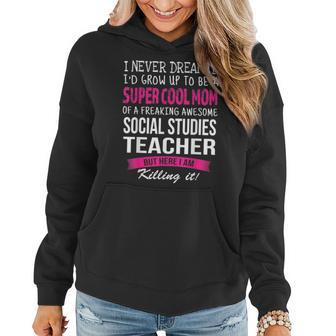 Mom Of Social Studies Teacher Funny I Never Dreamed Gifts For Mom Funny Gifts Women Hoodie | Mazezy