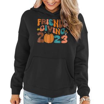 Retro Groovy Friends Giving 2023 Thanksgiving Friendsgiving Women Hoodie - Thegiftio UK