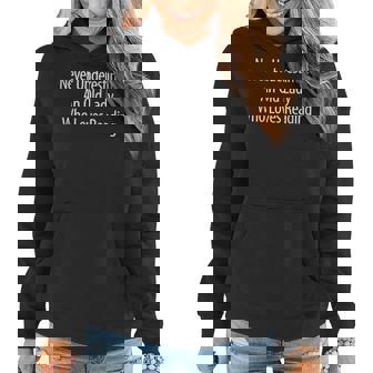 Never Underestimate An Old Lady Who Loves Reading Women Hoodie - Seseable