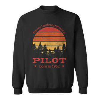 Never Underestimate A Pilot Flying Planes Retro Sunset Sweatshirt | Mazezy DE