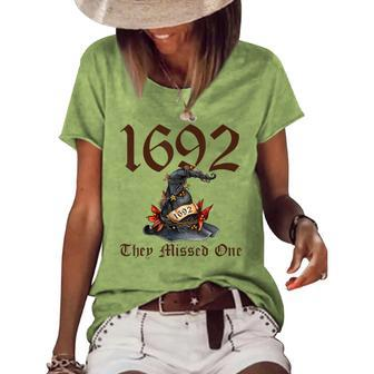 Retro Vintage Salem 1692 They Missed One Floral Witch Hat Women's Loose T-shirt | Mazezy