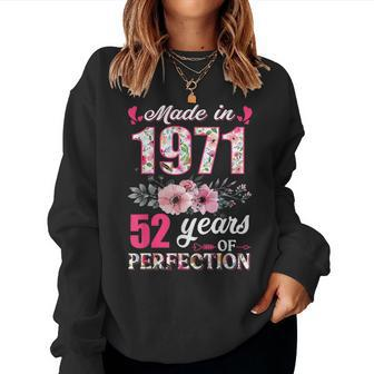 Made In 1971 Floral 52 Year Old 52Nd Birthday Gifts Women Women Crewneck Graphic Sweatshirt - Seseable