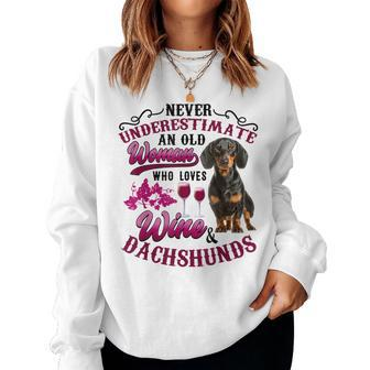 Never Underestimate An Old Woman Who Loves Wine & Dachshunds Women Sweatshirt | Mazezy DE