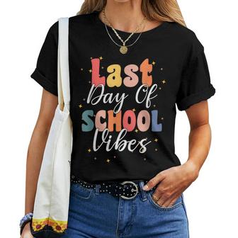 Retro Last Day Of School Vibes For Groovy Students Teachers  Women Crewneck Short T-shirt