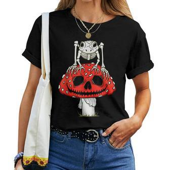 Cottagecore Skeleton Frog Skull Mushroom Goth Halloween Halloween Women T-shirt | Mazezy