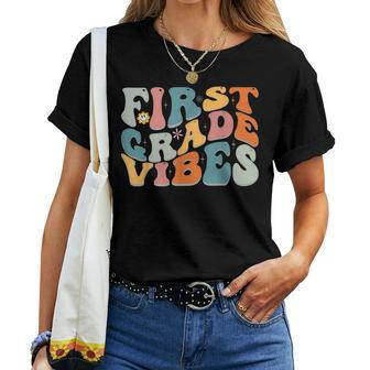 First Grade Vibes 1St Grade Retro Groovy Back To School Women T-shirt - Seseable
