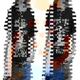 Groovy Halloween Trick Or Teach Retro Floral Ghost Teacher Women T-shirt | Seseable FR