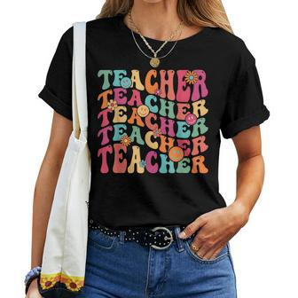 Retro Teacher Daisy Colorful Elementary School Teacher Women T-shirt