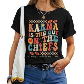 Vintage Groovy Karma Is The Guy On The Chief Women T-shirt | Mazezy DE