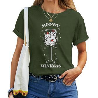 Meowy Winemas Cats Sparkling Wine Glass Cute Christmas Women T-shirt | Mazezy UK