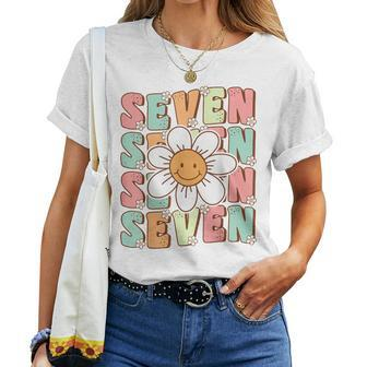 Cute Groovy 7Th Birthday Party Daisy Flower Seven Year Old Women T-shirt - Monsterry UK