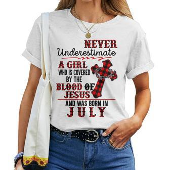 A Girl Covered By The Blood Of Jesus Born In July Birthday Women T-shirt | Mazezy DE