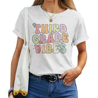 Third Grade Vibes Retro 3Rd Grade Teacher 1St Day Of School Women T-shirt - Seseable