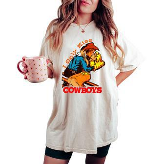 I Only Kiss Cowboys Vintage Western Cowgirl Women's Oversized Comfort T-shirt | Mazezy DE