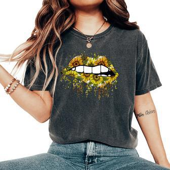 Biting Lips With Sunflower Pattern Plant Lovers Floral Women's Oversized Comfort T-shirt | Mazezy