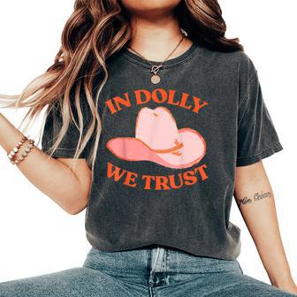 In Dolly We Trust Pink Hat Cowgirl Western 90S Music Women's Oversized Comfort T-shirt | Mazezy