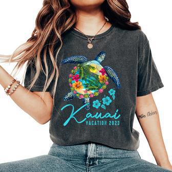 Kauai Sea Turtle Hawaiian Family Vacation 2023 Group Women's Oversized Comfort T-Shirt - Seseable