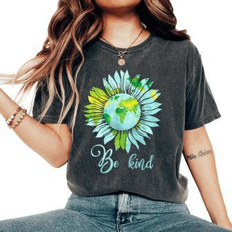 Be Kind Daisy Earth Hippie Flower Child Women's Oversized Comfort T-shirt | Mazezy