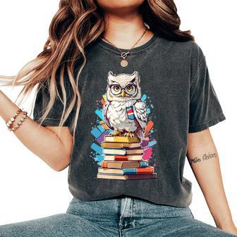 Owl Teacher Standing On Books Women's Oversized Comfort T-Shirt | Mazezy