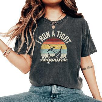 I Run A Tight Shipwreck Vintage Retro Cute Outdoor Mom Women's Oversized Comfort T-Shirt - Monsterry AU