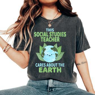 Social Studies Teacher Earth Day School Classroom Women's Oversized Comfort T-Shirt | Mazezy