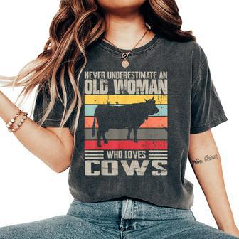 Vintage Never Underestimate An Old Woman Who Loves Cows Cute Women's Oversized Comfort T-Shirt - Seseable