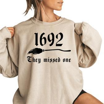 Vintage Salem Witches 1692 They Missed One Halloween Women's Oversized Sweatshirt | Mazezy