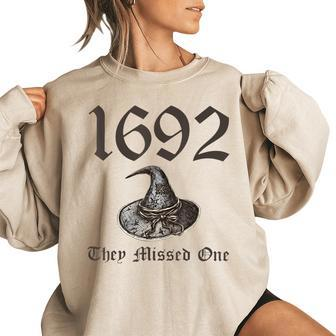 Salem 1692 They Missed One Halloween Costume Vintage Women's Oversized Sweatshirt | Mazezy