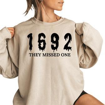 Vintage Salem Witch Halloween Costume 1692 They Missed One Women's Oversized Sweatshirt | Mazezy