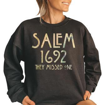 Salem Witch 1692 They Missed One Vintage Halloween Women's Oversized Sweatshirt | Mazezy
