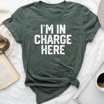 I'm In Charge Here Mom Boss Joke Quote Bella Canvas T-shirt | Mazezy DE