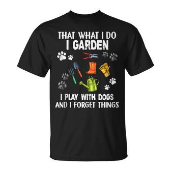 That’S What I Do I Garden I Play With Dogs And I Know Things  Unisex T-Shirt