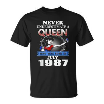 Never Underestimate A Queen Born In July 1987 Unisex T-Shirt - Seseable