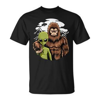 Retro Alien And Bigfoot Sasquatch Ufo Believer T-Shirt - Seseable