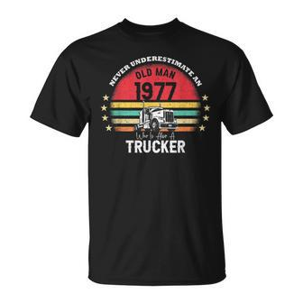 Never Underestimate An Old Man Trucker 1977 Birthday Vintage T-Shirt - Thegiftio UK