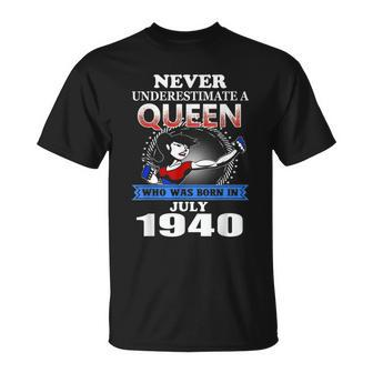 Never Underestimate A Queen Born In July 1940 T-Shirt | Mazezy DE