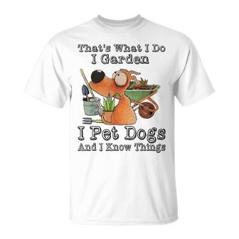 Thats What I Do I Garden I Pet Dogs And I Know Things  Unisex T-Shirt