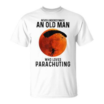 Never Underestimate An Old Man Who Loves Parachuting T-Shirt - Thegiftio UK