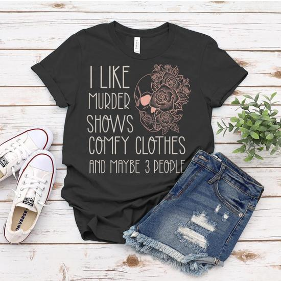 I Like Murder Shows Comfy Clothes And Maybe 3 People Goth Women T-shirt