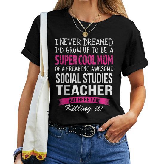 Mom of Social Studies Teacher Funny I Never Dreamed Gifts for Mom Funny Gifts Women T-Shirt