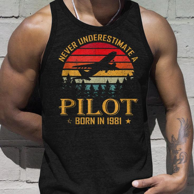 Never Underestimate A Pilot Born In 1981 40Th Birthday Unisex Tank Top Gifts for Him
