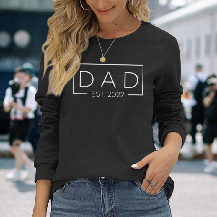 Fathers Day Dad Est 2022 Expect Baby New Dad Long Sleeve T-Shirt T-Shirt Gifts for Her