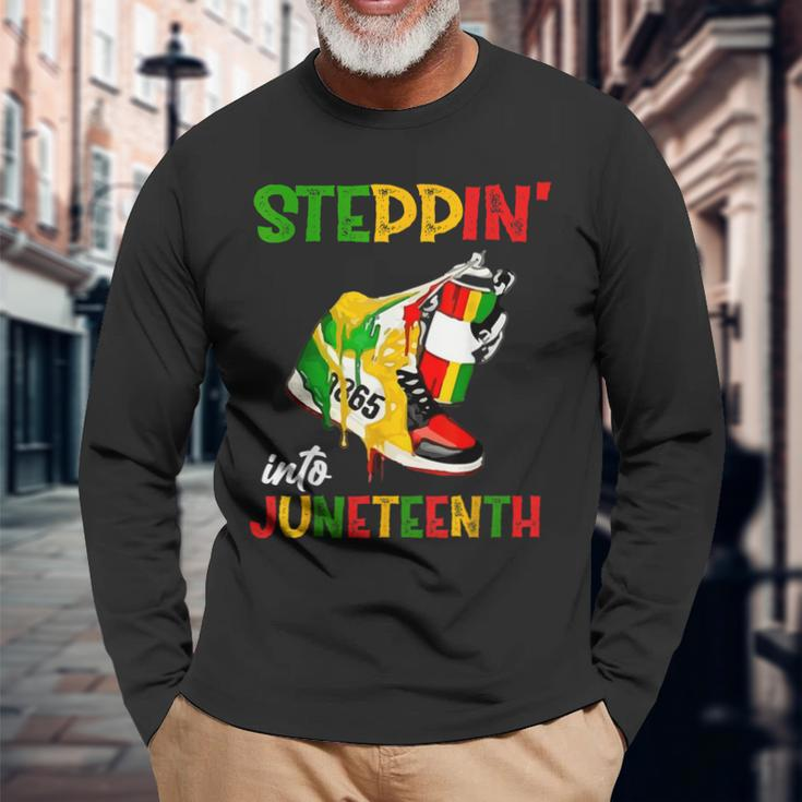 Stepping Into Junenth 1865 Pride Black African American Long Sleeve T-Shirt T-Shirt Gifts for Old Men