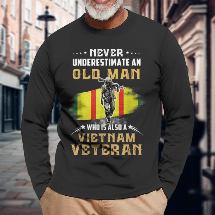 Never Underestimate An Old Vietnam Veteran Veteran Day Xmas Long Sleeve T-Shirt Gifts for Old Men