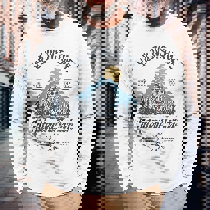 Vintage Retro Yellowstone National Park Hiking Long Sleeve T-Shirt Gifts for Old Men