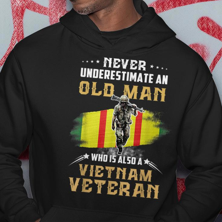 Never Underestimate An Old Vietnam Veteran Veteran Day Xmas Hoodie Funny Gifts