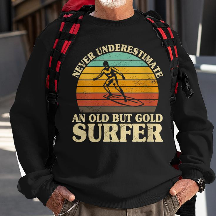 Never Underestimate An Old Surfer Surfing Surf Surfboard Sweatshirt Gifts for Old Men