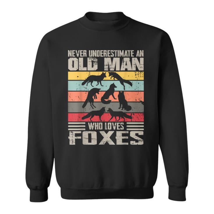 Vintage Never Underestimate An Old Man Who Loves Foxes Cute Sweatshirt